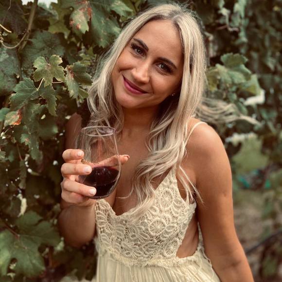 Profile Picture of Katya Meringolo (@katyameringolo) on Poshmark