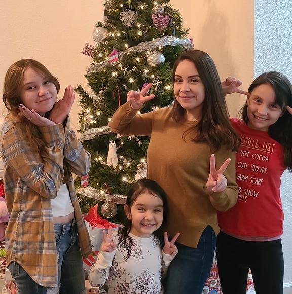 Profile Picture of Ruby Pinales (@ruby_pin) on Poshmark