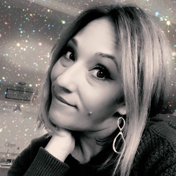 Profile Picture of Jennifer Baruzzini (@jjbarz) on Poshmark
