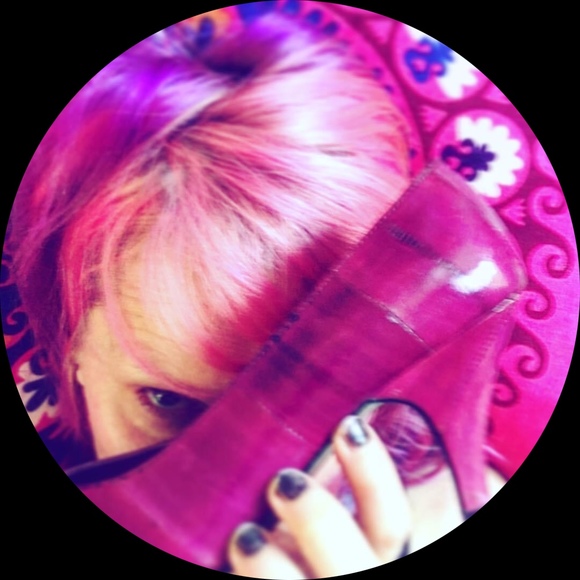 Profile Picture of Robin Robinson (@robinsnest630) on Poshmark