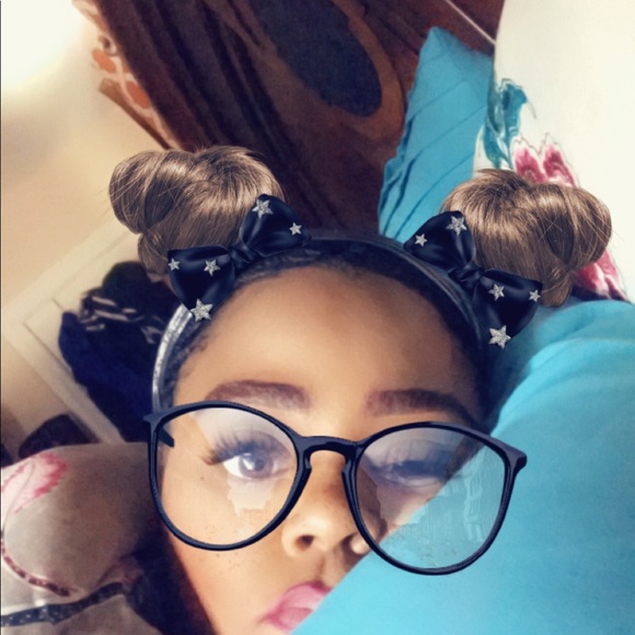 Profile Picture of Angela Benson (@hunnybee73) on Poshmark