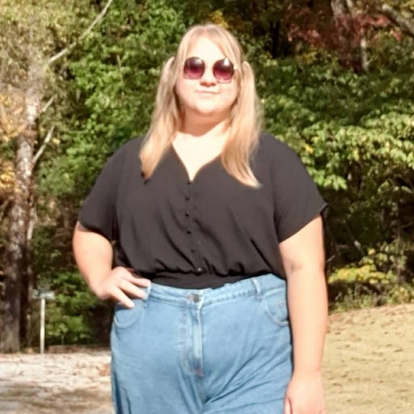 Profile Picture of Rylee Uebinger (@ryleeueb2003) on Poshmark