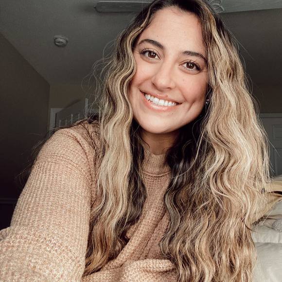 Profile Picture of Stephanie Szakos (@stephszakos) on Poshmark