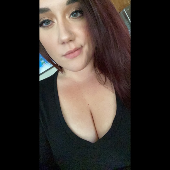 Profile Picture of Danielle Fulwiler (@dfully14) on Poshmark