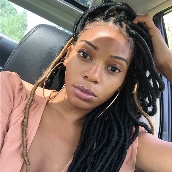 Profile Picture of Nichole Elizabeth (@nichelizabeth3) on Poshmark