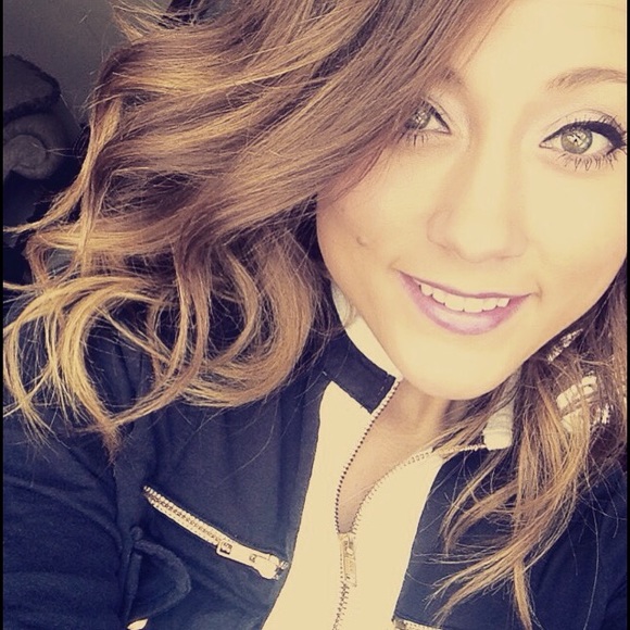 Profile Picture of Lauren Strohmaier (@lastroh) on Poshmark