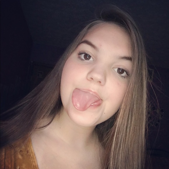 Profile Picture of Amanda Robison (@amandaaaa510) on Poshmark