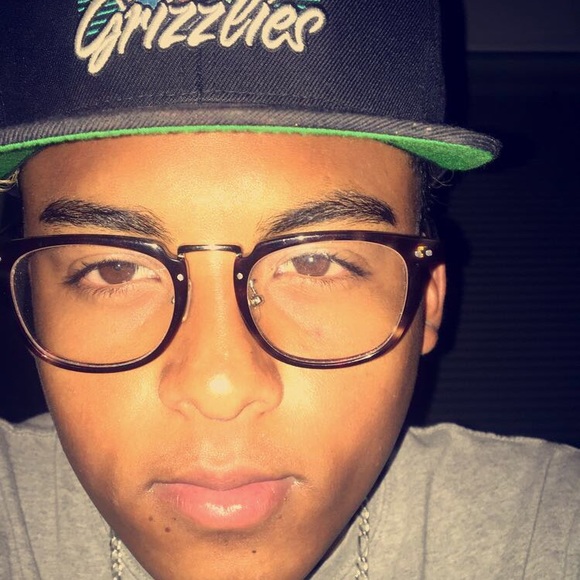 Profile Picture of Carlos Manzano (@carlosmanzano11) on Poshmark