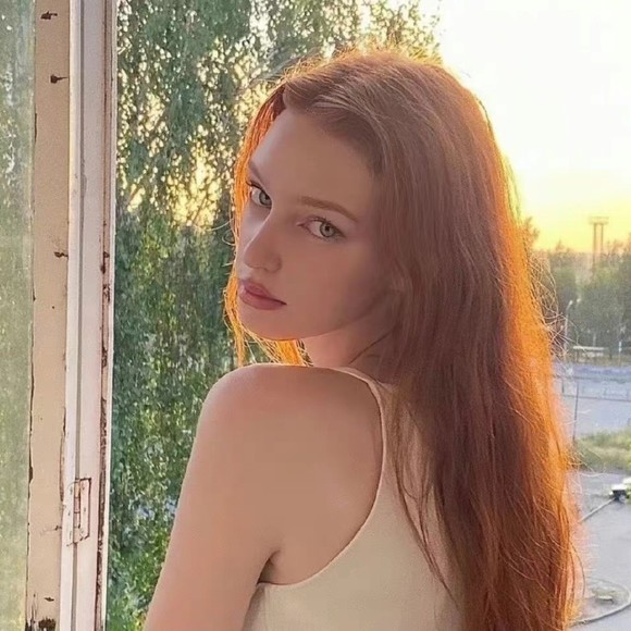 Profile Picture of Christiine Lahood (@eathelmable00) on Poshmark