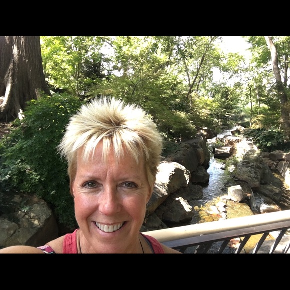 Profile Picture of Ginny Field (@ginnyfield) on Poshmark