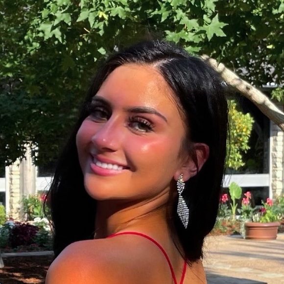 Profile Picture of Tatiana Jaramillo (@tati1jaramillo) on Poshmark