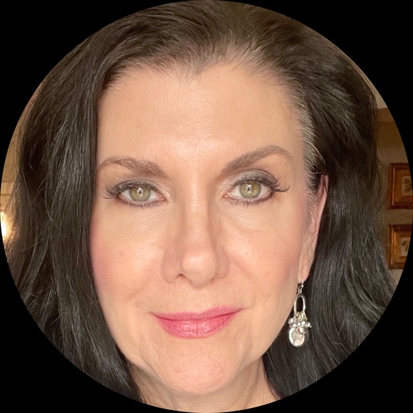Profile Picture of Leah Keith (@lialulu) on Poshmark