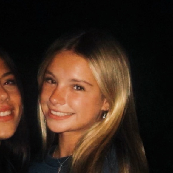 Profile Picture of Alison Froeschle (@alisonfroeschle) on Poshmark