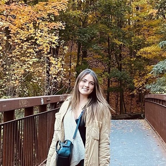 Profile Picture of Rafaela Teixeira (@rmteix97) on Poshmark