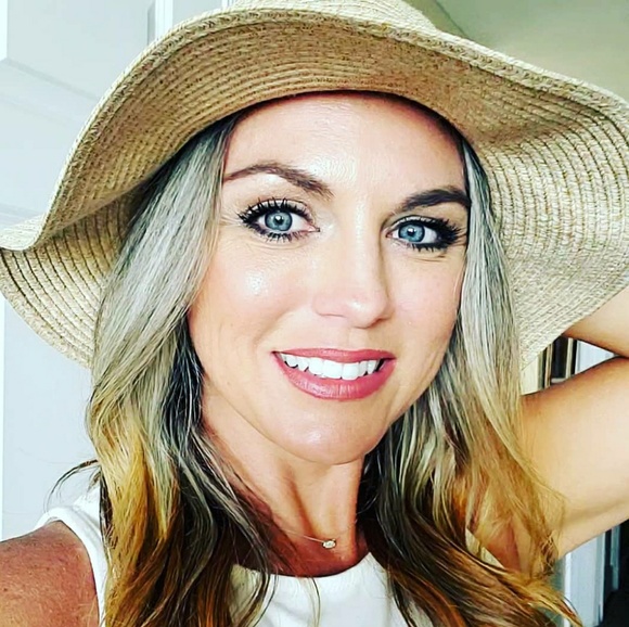 Profile Picture of Janna Garton (@jannagarton) on Poshmark