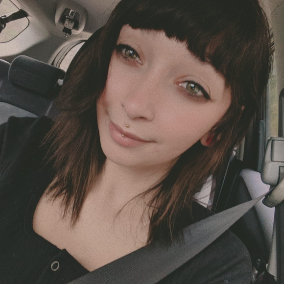 Profile Picture of Katherine Elmore (@lam3duckii) on Poshmark