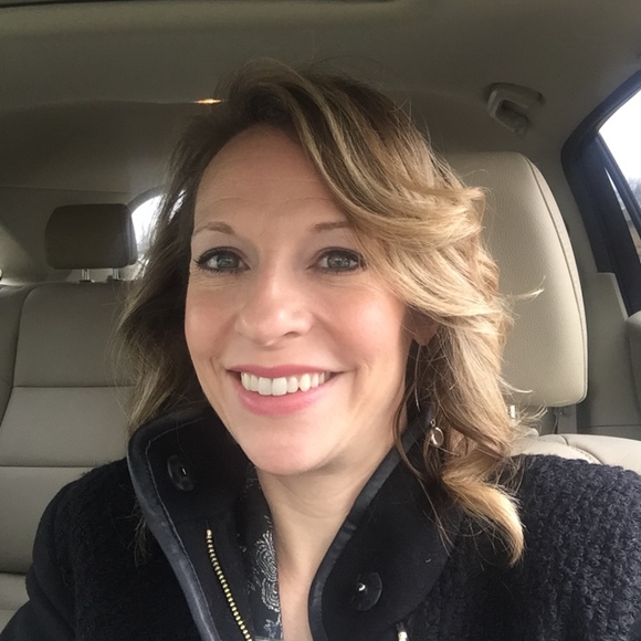 Profile Picture of Jennifer Fahling (@jennfahling) on Poshmark