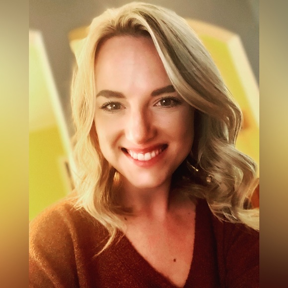 Profile Picture of Amanda Hilbig (@amandalew12) on Poshmark