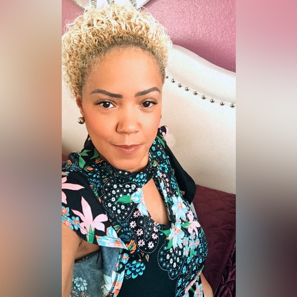 Profile Picture of Ju Froeschle (@jufroeschle) on Poshmark