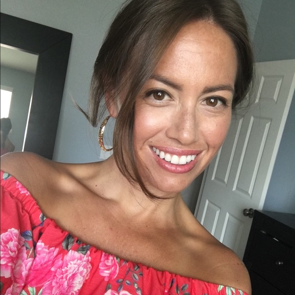 Profile Picture of Lara Lowell (@laralowell) on Poshmark