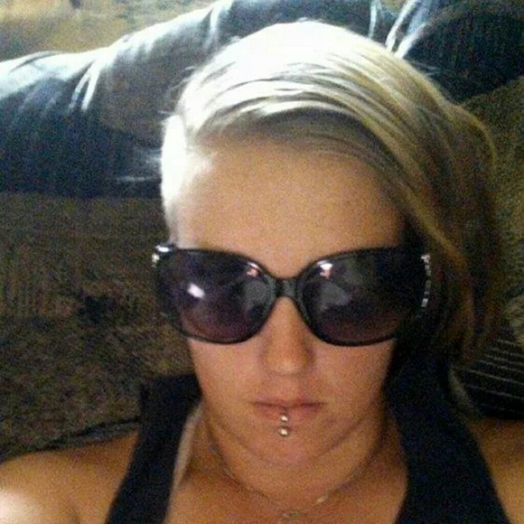 Profile Picture of Lyz Korthals (@lyzzie420) on Poshmark