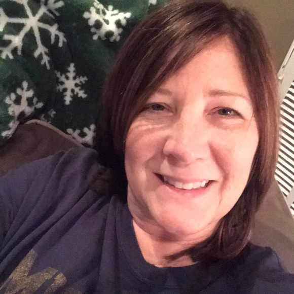 Profile Picture of Lisa Rawlins (@lsrawlins) on Poshmark