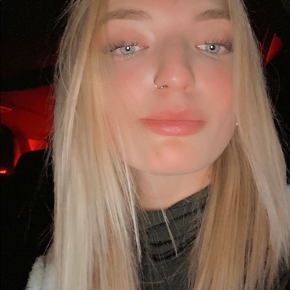 Profile Picture of Aleigha Gensel (@aleigha_gensel) on Poshmark