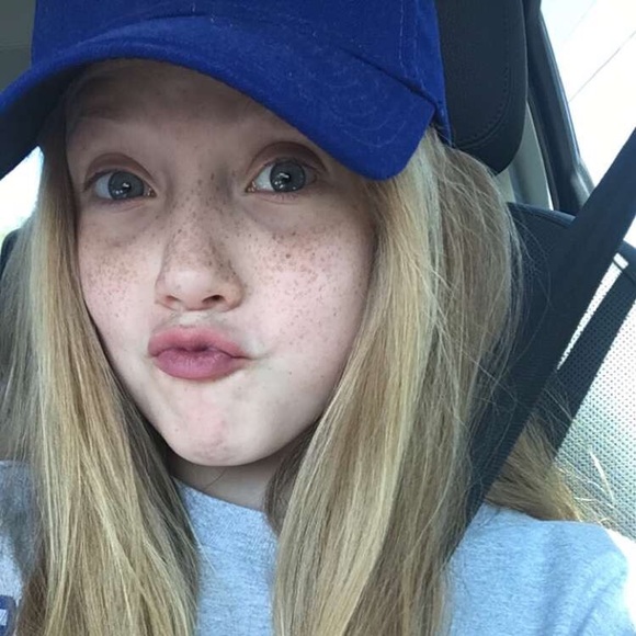 Profile Picture of Carleigh Schumacher (@carlsbarkley57) on Poshmark