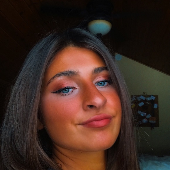 Kira Mautone - Poshmark Profile Picture of Kira Mautone (@kgm98) on Poshmark