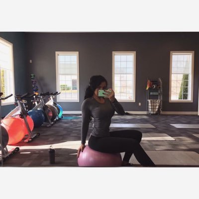 Profile Picture of Mandy Brooke (@mandybtroyer) on Twitter