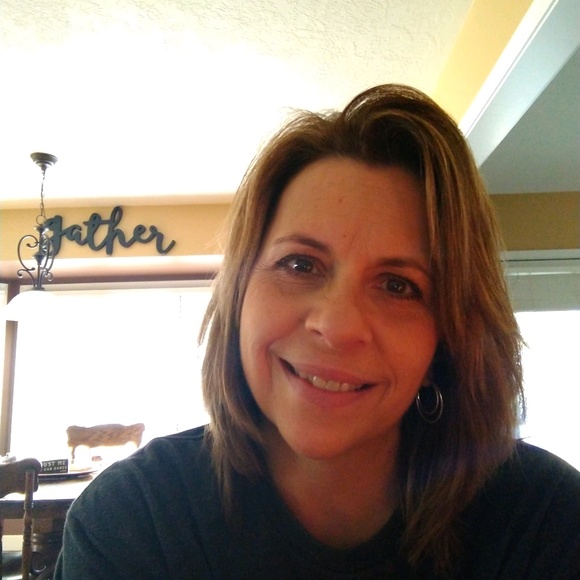 Profile Picture of Renae Olson (@brtcbodie5) on Poshmark