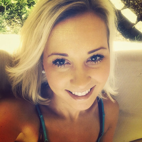 Profile Picture of Holly Turbak (@hollynturbak) on Poshmark