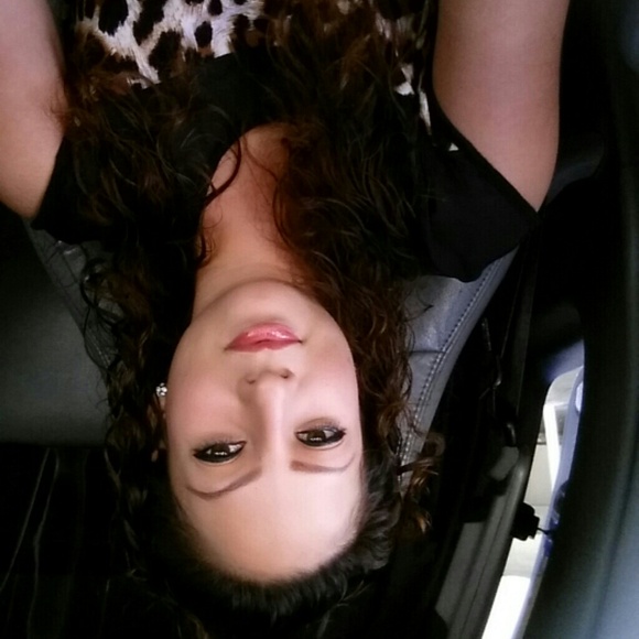 Profile Picture of Rosa Uceda (@rosie1028) on Poshmark