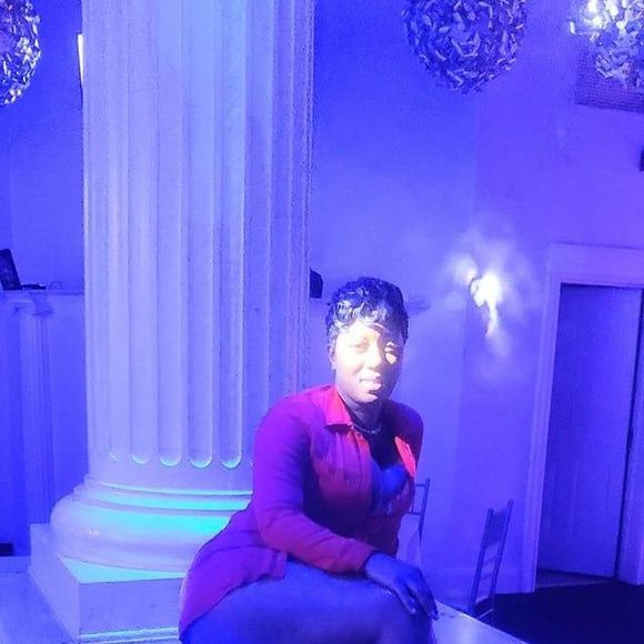 Profile Picture of Shonna Yonkers (@shonnayonkers) on Poshmark