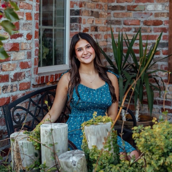 Profile Picture of Julia Beall (@juliabeall16) on Poshmark