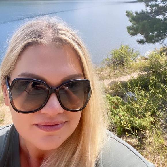 Profile Picture of Katie Nylander (@katiel410) on Poshmark