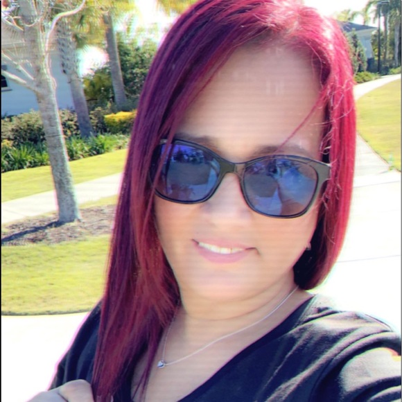 Profile Picture of Iris Santana (@jcsjcs6565) on Poshmark