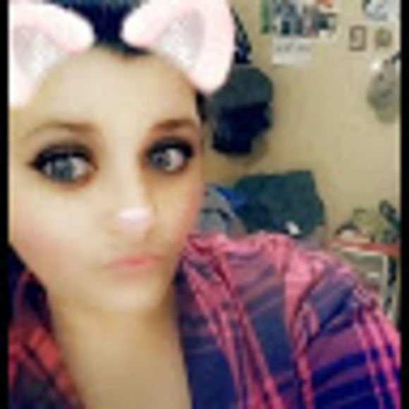 Holly Henardd - Poshmark Profile Picture of Holly Henardd (@henardholly1982) on Poshmark