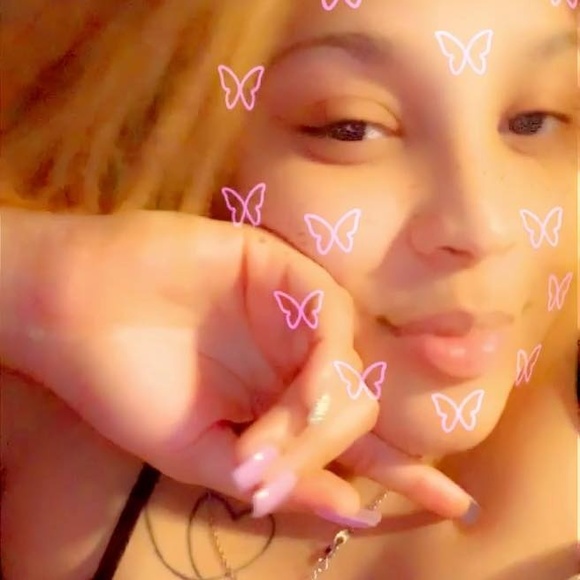 Profile Picture of Carla Macedo (@carlitamacedo) on Poshmark