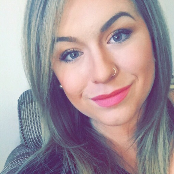 Profile Picture of Olivia Neal (@olivianeal463) on Poshmark