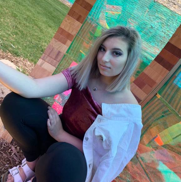 Profile Picture of Liesl H (@lieslh19) on Poshmark