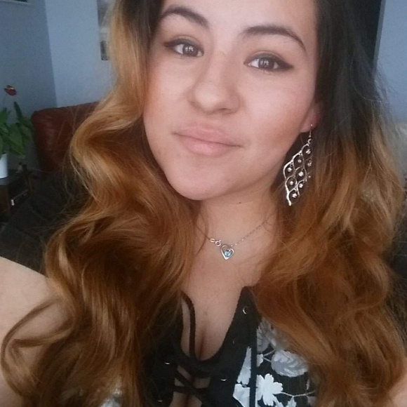 Profile Picture of Larissa Shingoose (@larshinge) on Poshmark