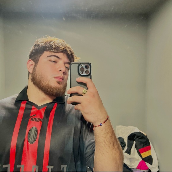 Profile Picture of Hugo Elias (@eliiaas) on Poshmark