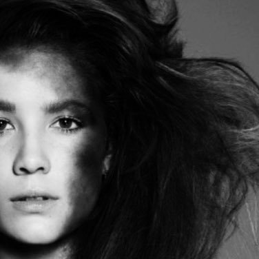 Profile Picture of Audrey Steele (@HeartForAQueen) on Twitter