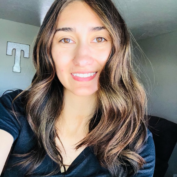 Profile Picture of Nichelle Toomer (@shellhulse) on Poshmark