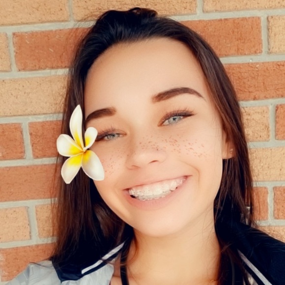 Profile Picture of Simone Guillory (@simoneguillory2) on Poshmark