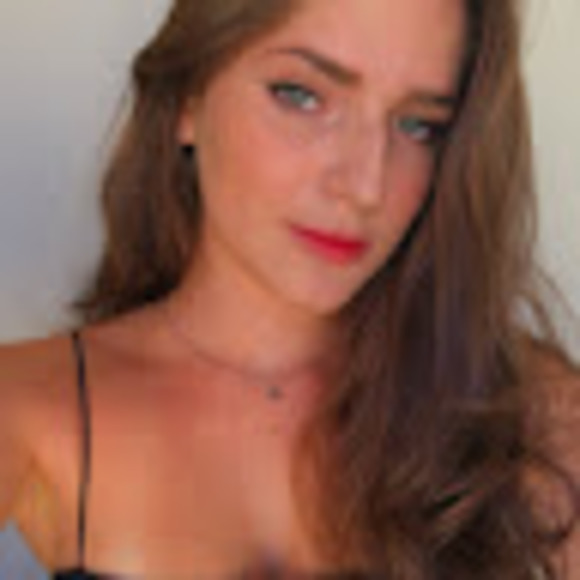 Profile Picture of Lara Dias (@laradias) on Poshmark