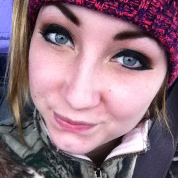 Profile Picture of Carly Arrowood (@carlysunshine) on Poshmark