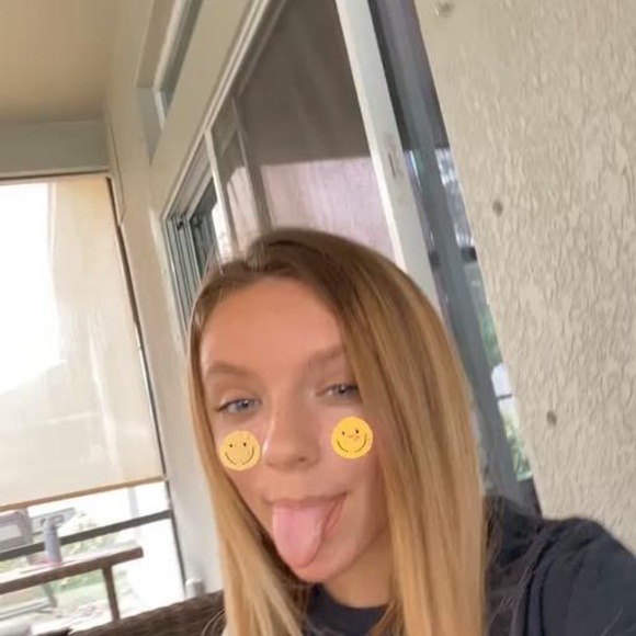Profile Picture of Lizzy Painter (@lizzypainter) on Poshmark