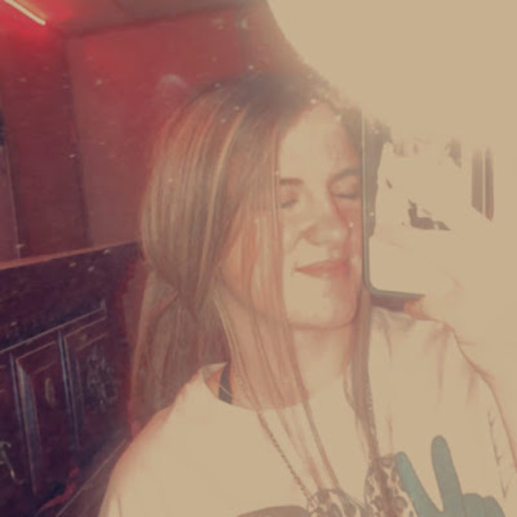 Profile Picture of Annika Thornsbury (@annikathornsbur) on Poshmark